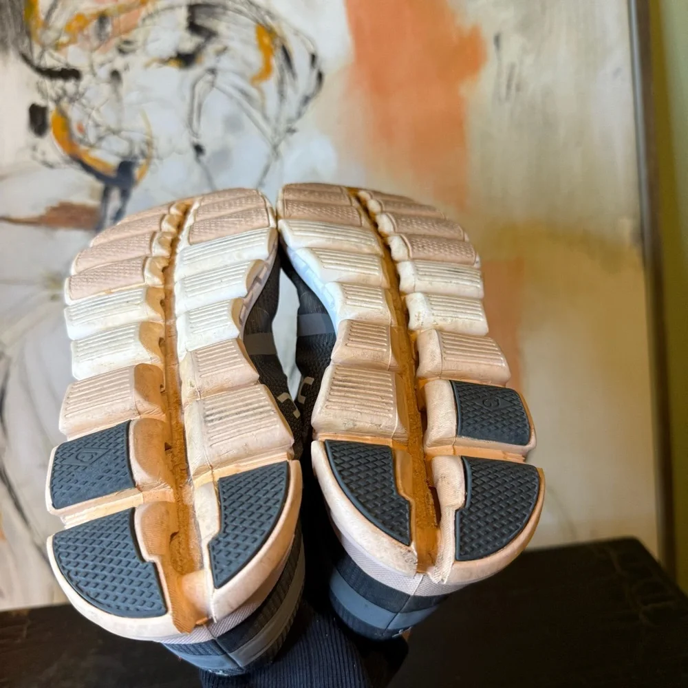 On Running Women's Black, White and Gold pink Athletic Shoes 8.5 - Picture 6 of 8